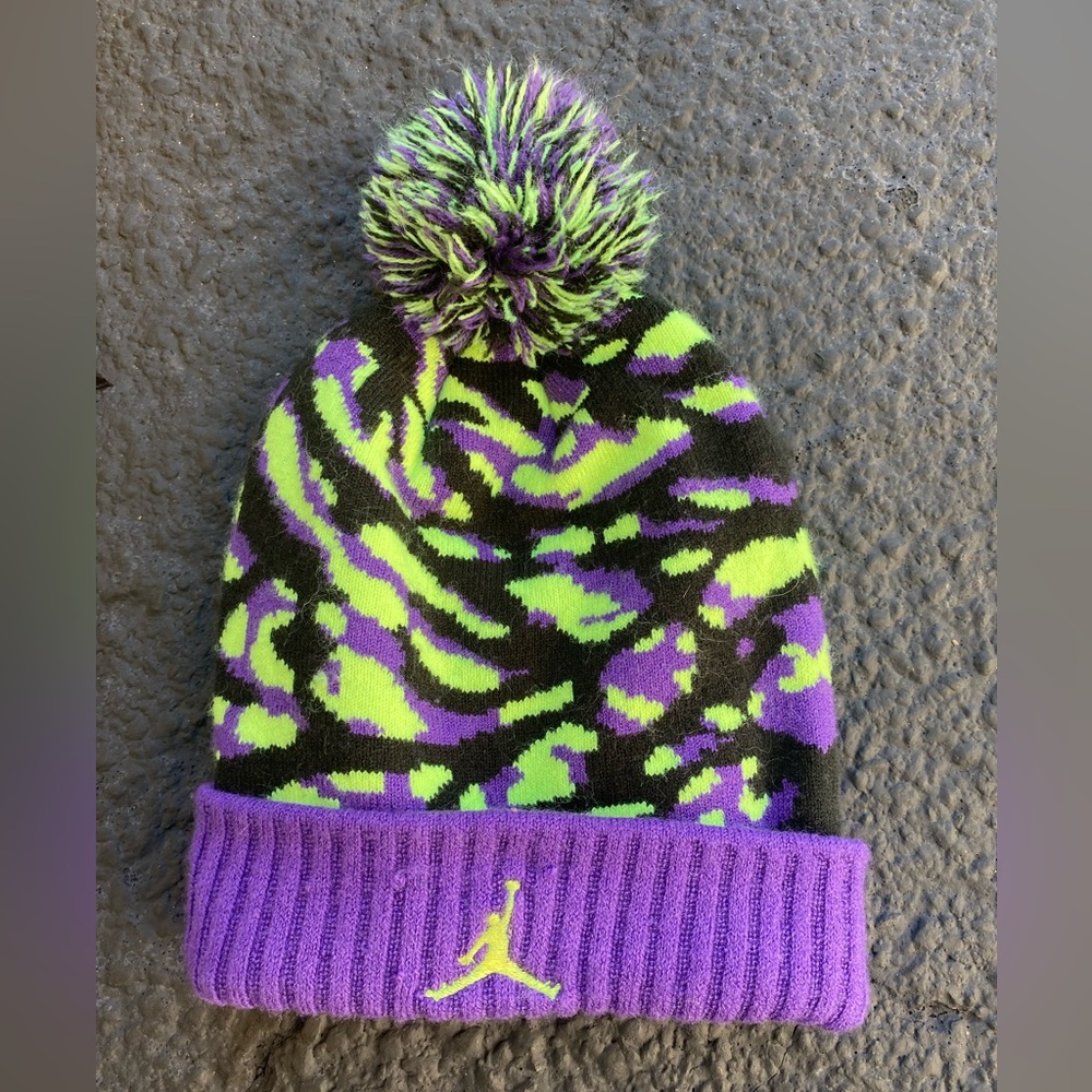 NIKE JORDAN POM BEANIE  9A1711-460 ( YOUTH 8-20 ) ULTRA VIOLET - 90s retro vibe
